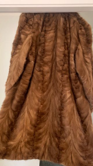 Abrigo de piel marrón auténtico