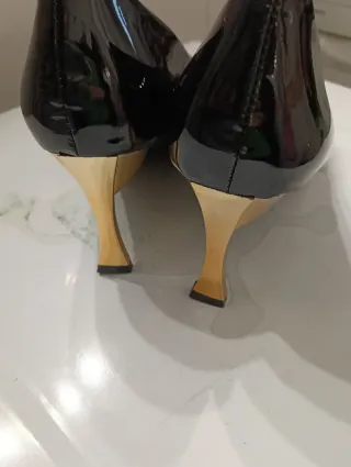 Zapatos de tacón FASHION YIMIDUO negros y dorados