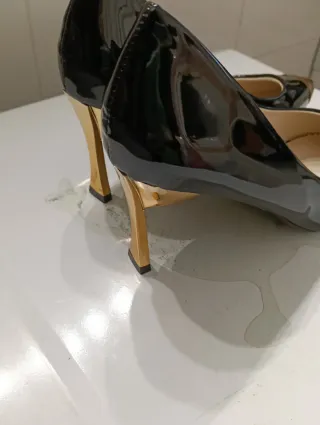 Zapatos de tacón FASHION YIMIDUO negros y dorados