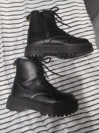 Botas militares estilo Dr. Martens negras