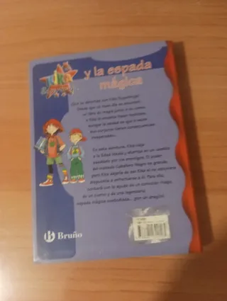 Kika Superbruja y la espada mágica (Spanish Edi...