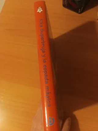 Kika Superbruja y la espada mágica (Spanish Edi...