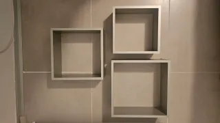 Estanterías cuadradas grises