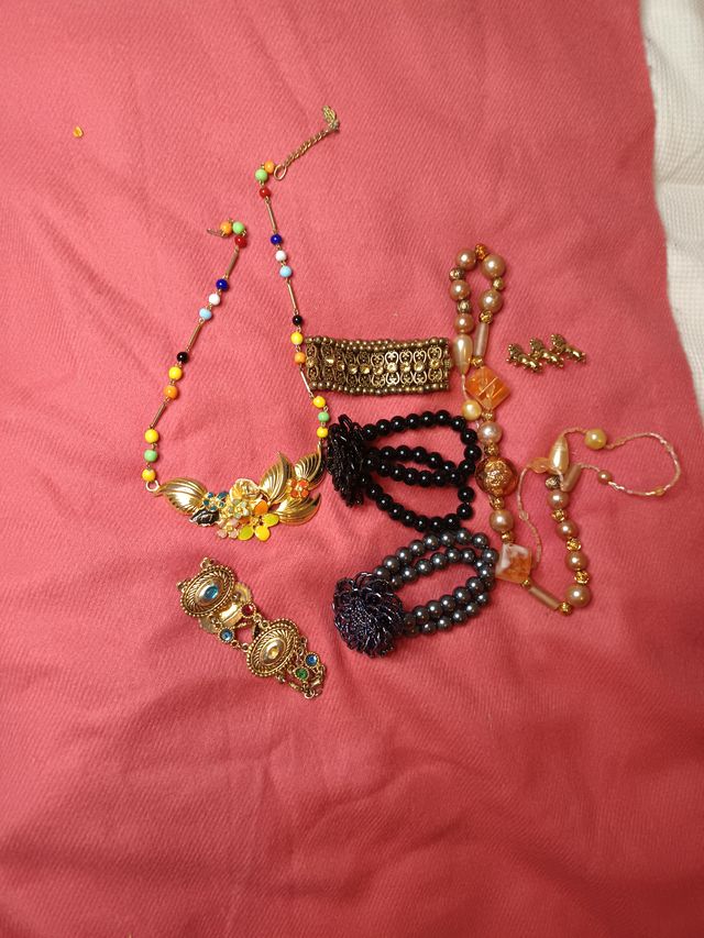 Lote Bisutería Dorada y Multicolor....lote5