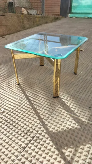 Mesa auxiliar cristal y metal dorado