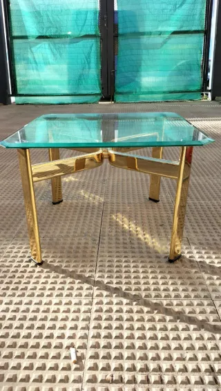Mesa auxiliar cristal y metal dorado