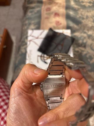 Reloj Lotus plateado y rojo