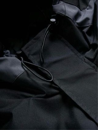 Giacca con cappuccio nera e grigia