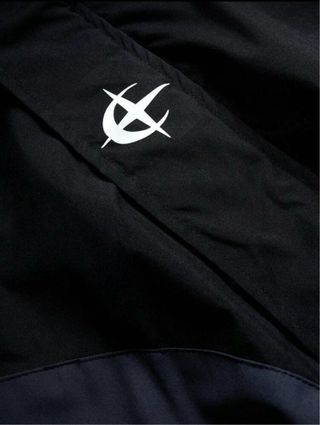 Giacca con cappuccio nera e grigia