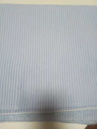 Trozo de tela a rayas azul y blanco