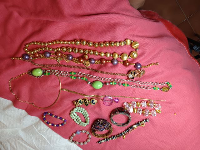 bisutería dorada y morada lote 6