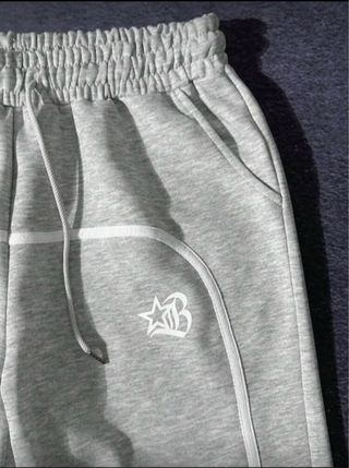 Pantaloni grigi con zip