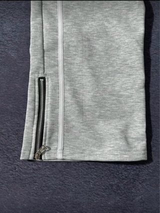 Pantaloni grigi con zip