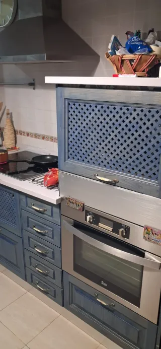 Cocina de madera pintada al agua