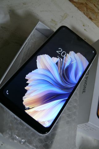 Telemóvel completo na caixa com capa