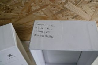 Telemóvel completo na caixa com capa