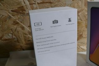 Telemóvel completo na caixa com capa