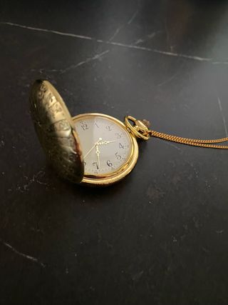 Reloj de bolsillo antiguo dorado