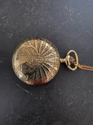 Reloj de bolsillo antiguo dorado