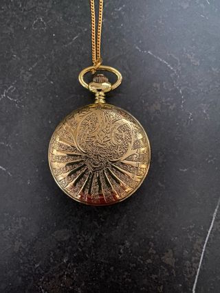 Reloj de bolsillo antiguo dorado