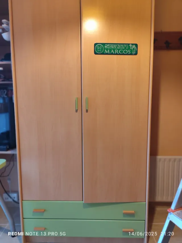 Dormitorio juvenil. Composición puente/Armario.