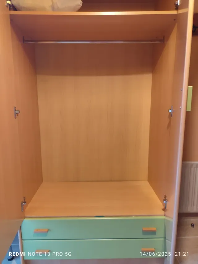 Dormitorio juvenil. Composición puente/Armario.