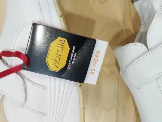 Zuecos MBT Mujer modelo Flua Fisiológicos Blancos