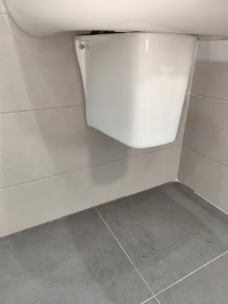 Lavabo de baño blanco con semipedestal y grifo