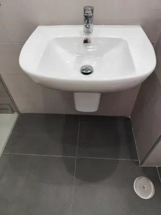 Lavabo de baño blanco con semipedestal y grifo