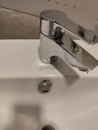Lavabo de baño blanco con semipedestal y grifo