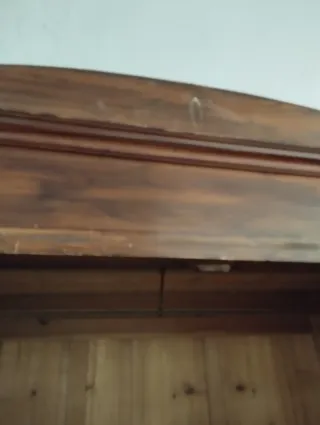 Armario antiguo de madera