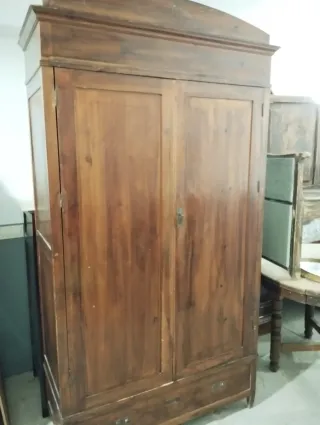 Armario antiguo de madera