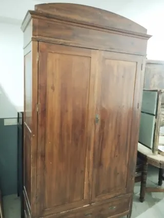 Armario antiguo de madera