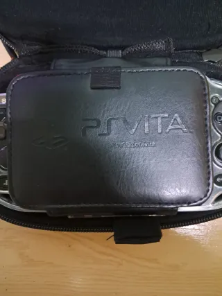 PS Vita PCH-1004 + Custodia + 4 Giochi + custodia