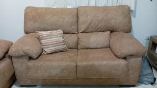 Sofá de tela marrón