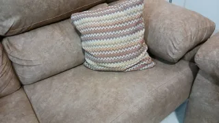 Sofá de tela marrón