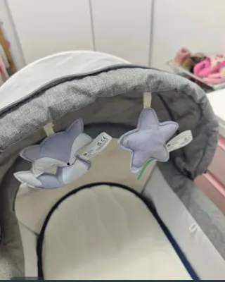 Cuna portátil para bebé de la marca kinderkraft.