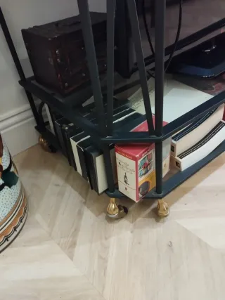 Mesa de TV de metal y cristal