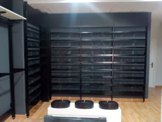 Mobiliario comercial, textil y calzado