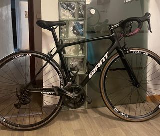 Bicicleta de carretera Giant Negra