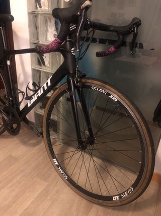 Bicicleta de carretera Giant Negra