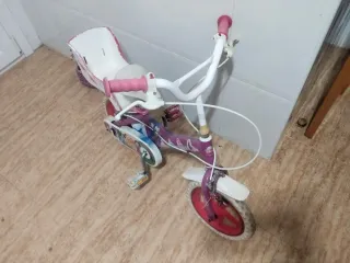 Bicicleta infantil morada con asiento