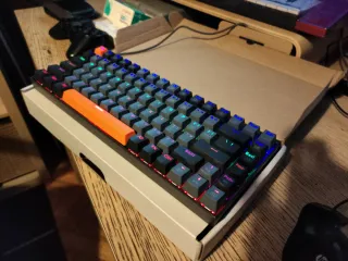 Teclado Mecánico RGB Negro y Naranja