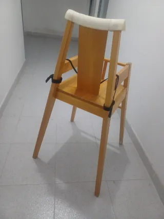 Trona de madera con seguridad