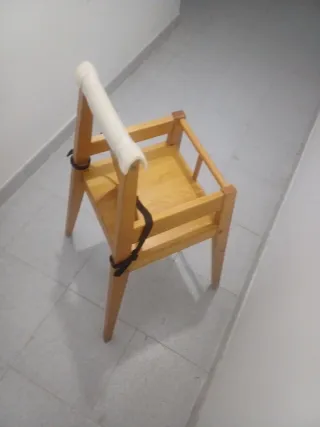 Trona de madera con seguridad