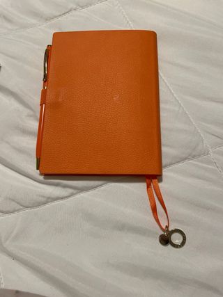 Agenda arancione Cacharel con portapenne