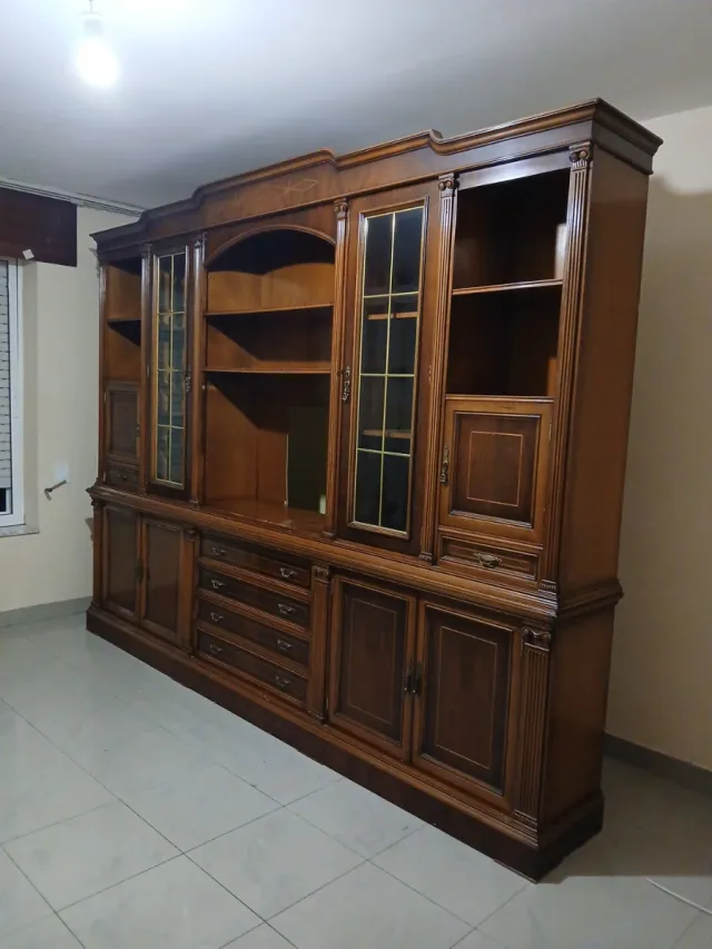 Mueble librería madera y cristal.