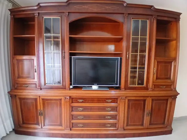 Mueble librería madera y cristal.