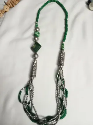 Collar verde y plateado con abalorios