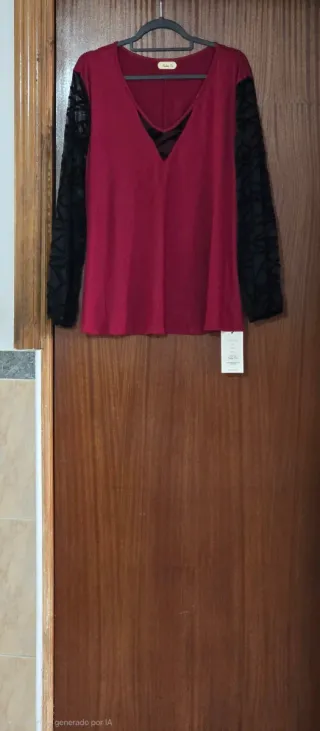 Blusa burdeos de manga larga negra.